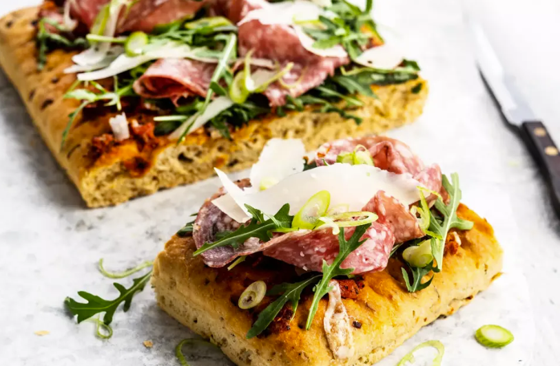 Focaccia met Salami en Parmezaan Schilfers
