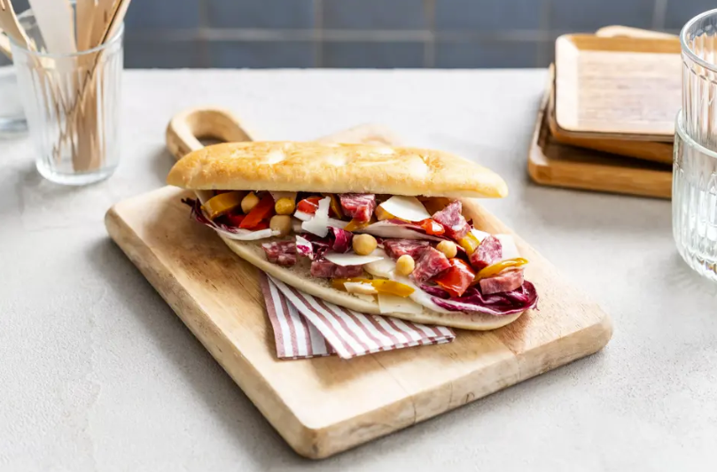 Stevige Sandwich met Salami Provolone en Radicchio